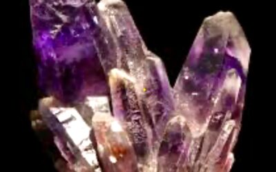 L’Amas de Quartz : Un Voyage de Lumière et d’Énergie pour Vos Créations